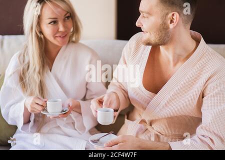 Schönes paar Spa-Wellness-Behandlungen genießen Stockfoto