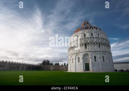 Mittelalterliche Taufkapelle auf dem Platz der Wunder in Pisa Stockfoto