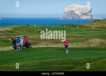 Golfer auf dem 16. Green of Glen Golfplatz, North Berwick - Bass Rock in der Ferne Stockfoto