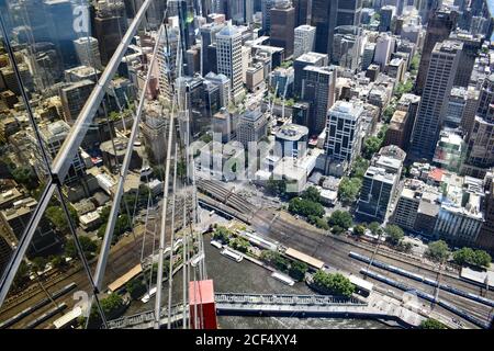 Die Innenstadt von Melbourne spiegelt sich im goldfarbenen Glas des Eureka Tower wider. Die Skyline der Stadt ist von oben am Eureka Skydeck 88 zu sehen. Stockfoto