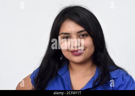 Porträt einer lateinischen Frau lächelt auf weißem Hintergrund Stockfoto