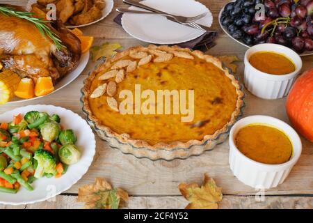 Thanksgiving Feier traditionelles Dinner-Konzept. Traditionelle hausgemachte Kürbiskuchen für den Herbsturlaub. Stockfoto