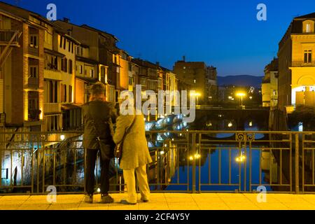 Am Abend Blick auf den Fluss bank mit alten Häusern der Stadt Castres, Frankreich Stockfoto