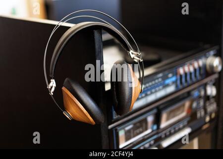 Vintage Kopfhörer aus Holz sind auf schwarzem Vinyl In einem Plattenspieler Stockfoto