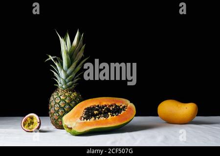 Stillleben mit Ananas, Papaya, Mango und Passionsfrucht Stockfoto