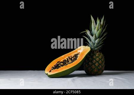 Stillleben mit Ananas und geschnittener Papaya Stockfoto