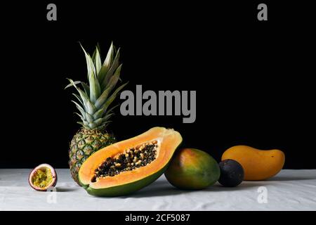 Stillleben mit Ananas, Papaya, Mango und Passionsfrucht Stockfoto