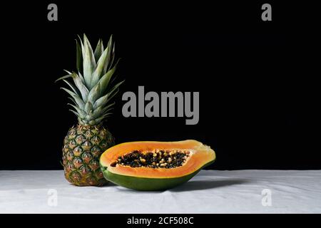 Stillleben mit Ananas und geschnittener Papaya Stockfoto