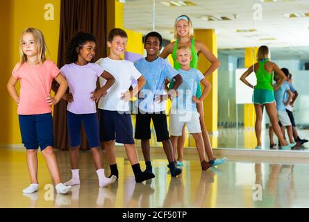 Gruppe von Tweens Training Bewegungen des modernen Tanzes in Choreographie studio mit weiblicher Coach Stockfoto