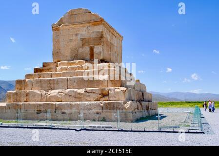 Touristen besuchen das Grab von Kyros dem Großen, dem König des Ersten Persischen Reiches. Unesco-Weltkulturerbe. Pasargadae Iran Stockfoto