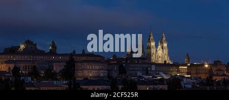 Santiago de Compostela Weitblick bei Nacht. UNESCO-Weltkulturerbe. Galicien, Spanien Stockfoto