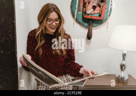 Stylische Frau beim Lesen des Magazins Stockfoto