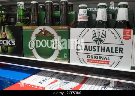 Abgefülltes Bier zum Verkauf im D'Agostino Lebensmittelgeschäft in New York City, USA Stockfoto