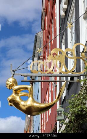 Golden Mermaid Schild am Havfruen Seafood Restaurant am Wasser In Nyhavn in Kopenhagen Stockfoto