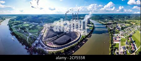 Winfield, West Virginia, USA. 23. Aug, 2020. Das John E. Amos Kraftwerk fotografiert Sonntag, 23. August 2020 entlang des Kanawha Flusses in der Nähe von Winfield, West Virginia. Das Kraftwerk ist ein Kohlekraftwerk mit drei Einheiten, das Appalachian Power, eine Tochtergesellschaft von American Electric Power (AEP), gehört und betrieben wird. Mit einer Nennleistung von 2,933 MW ist sie die größte Erzeugungsanlage im AEP-System. Es wurde nach John E. Amos benannt, einem prominenten Senator des Staates, Mitglied des Demokratischen Nationalkomitees aus West Virginia und Mitglied des AEP-Verwaltungsrats. Kohle wird an die geliefert Stockfoto