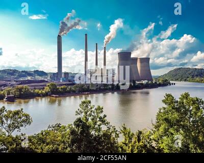 Winfield, West Virginia, USA. August 2020. Das John E. Amos Kraftwerk fotografiert Sonntag, 23. August 2020 entlang des Kanawha Flusses in der Nähe von Winfield, West Virginia. Das Kraftwerk ist ein Kohlekraftwerk mit drei Einheiten, das Appalachian Power, eine Tochtergesellschaft von American Electric Power (AEP), gehört und betrieben wird. Mit einer Nennleistung von 2,933 MW ist sie die größte Erzeugungsanlage im AEP-System. Es wurde nach John E. Amos benannt, einem prominenten Senator des Staates, Mitglied des Demokratischen Nationalkomitees aus West Virginia und Mitglied des AEP-Verwaltungsrats. Kohle wird an die geliefert Stockfoto