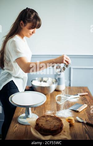 Frau Hände kneten den Teig. Stockfoto