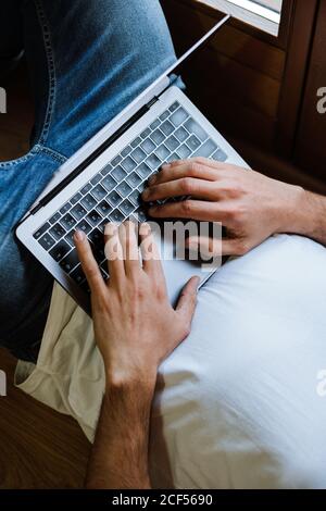 Freiberufler mit Laptop zu Hause Stockfoto