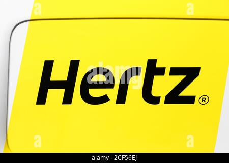 Villefranche sur Saone, Frankreich - 17. Mai 2020: Hertz-Logo auf einem Auto. Hertz ist eine amerikanische Autovermietung Stockfoto