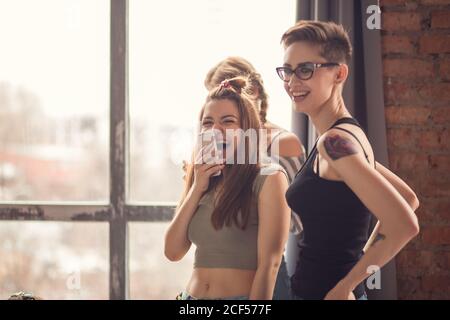 Eine Gruppe von vier Freunden vor Lachen, laut Outdoor, die gute und positive Stimmung Stockfoto