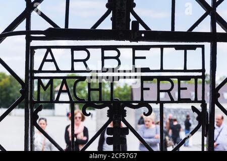 'Arbeit macht frei'-Aufschrift im Metalleingang des Nazi-Konzentrationslagers Dachau in Oberbayern, Süddeutschland. Stockfoto