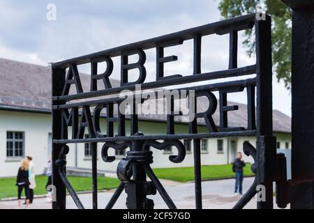 'Arbeit macht frei'-Aufschrift im Metalleingang des Nazi-Konzentrationslagers Dachau in Oberbayern, Süddeutschland. Stockfoto