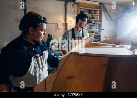 Zimmermann in der Werkstatt Leim Holz Arbeit für den Bau Stockfoto