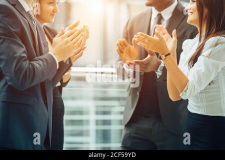 Business People Team applaudiert in Office Achievement Concept Stockfoto