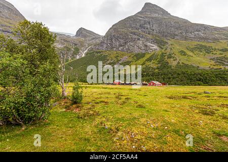 Eine kleine Siedlung liegt hier in der Nähe von Stryn, Norwegen, möglicherweise im Kjenndalen-Tal am oberen Ende des Lovatnet-Sees. Stockfoto