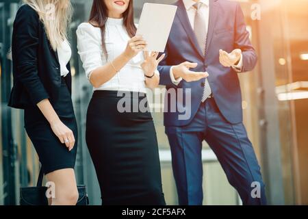 Aufnahme der Geschäftsleute in einer Sitzung im Einsatz digitaler Tablet. Geschäftspartner mit touchscreen computer für Projekt Diskussion. Stockfoto