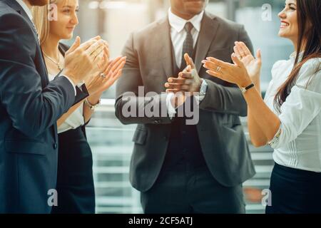 Gruppe von Geschäftsleuten, die in der Sitzung Beifall geben Stockfoto