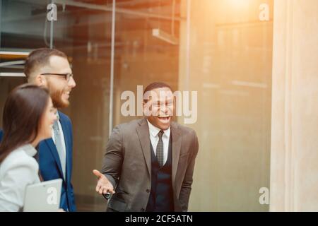 Schwarzer afro amerikanischer Geschäftsmann glücklich Ausdruck im Büro. Stockfoto