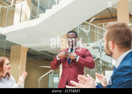 Schöner afrikanischer Geschäftsmann mit einer Gruppe von Geschäftsleuten Stockfoto