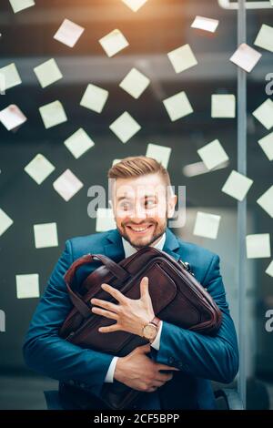 Vergessliche kaukasische Frau mit Papier Aufkleber bedeckt Stockfoto