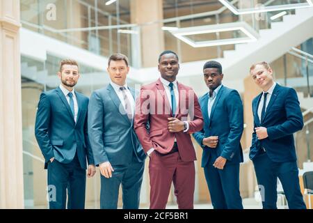 Geschäftsleute feiern Zusammenarbeit im Büro Teamkonzept Stockfoto