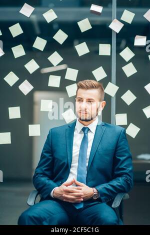 Vergessliche kaukasische Frau mit Papier Aufkleber bedeckt Stockfoto