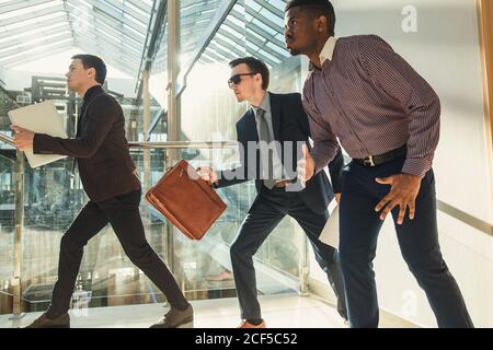 Lebhafte Geschäftsleute, die auf Treppen laufen. Konzept von Teamarbeit, Zweisamkeit oder Business-Wettbewerb und Rennen. Stockfoto