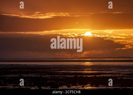 Morecambe Bay, Lancashire, Großbritannien. 3. September 2020, Morecambe Bay Sonnenuntergang von den südlichen Wunden der Bucht mit Blick auf die Irische See Quelle: PN News/Alamy Live News Stockfoto