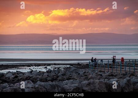 Morecambe Bay, Lancashire, Großbritannien. 3. September 2020, Morecambe Bay Sonnenuntergang von den südlichen Wunden der Bucht mit Blick auf die Irische See Quelle: PN News/Alamy Live News Stockfoto