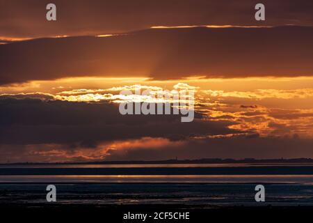 Morecambe Bay, Lancashire, Großbritannien. 3. September 2020, Morecambe Bay Sonnenuntergang von den südlichen Wunden der Bucht mit Blick auf die Irische See Quelle: PN News/Alamy Live News Stockfoto