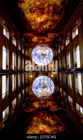 03/09/2020 The Painted Hall Old Royal Naval College Greenwich London Großbritannien. GAIA des Künstlers Luke Jerram ist die begleitende Installation zum Museum von Th Stockfoto