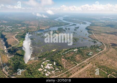 Luftaufnahme der Victoria Falls, die mit dem Hubschrauber überflogen werden Stockfoto