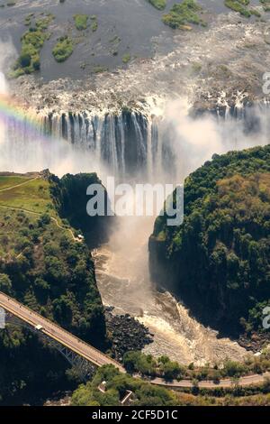 Luftaufnahme der Victoria Falls, die mit dem Hubschrauber überflogen werden Stockfoto