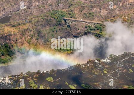 Luftaufnahme der Victoria Falls, die mit dem Hubschrauber überflogen werden Stockfoto