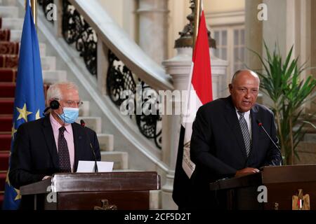 Kairo, Ägypten. September 2020. Der ägyptische Außenminister Sameh Shoukry (R) spricht während einer gemeinsamen Pressekonferenz mit dem EU-Außenbeauftragten für Außen- und Sicherheitspolitik Josep Borrell am 3. September 2020 in Kairo, Ägypten. Borrell führte am Donnerstag in Kairo Gespräche mit Sameh Shoukry über regionale Themen, darunter die Libyenkrise, die palästinensische Frage und den auf dem Nil errichteten äthiopischen Staudamm. Quelle: Str/Xinhua/Alamy Live News Stockfoto