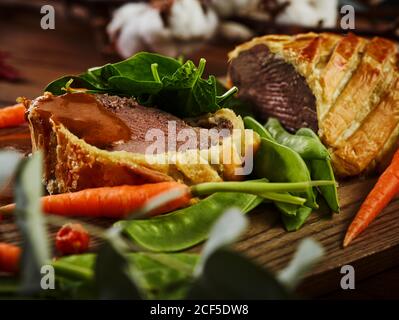 Rindersteak mit Gemüse und Wein Stockfoto