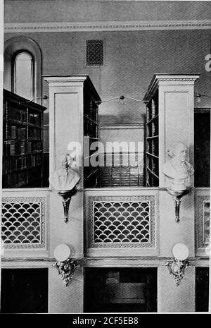 . Metallische Bücherstapel und Möbel für Bibliotheken; metallische Akteneinlagen und Möbel für Gewölbe und Büros. Stockfoto