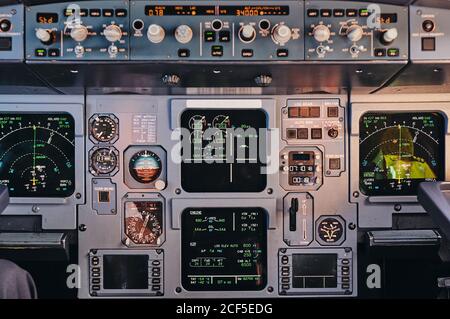 Nahaufnahme des Bedienfelds mit moderner Ausstattung und digitalen Displays Im Cockpit der zeitgenössischen Flugzeuge Stockfoto