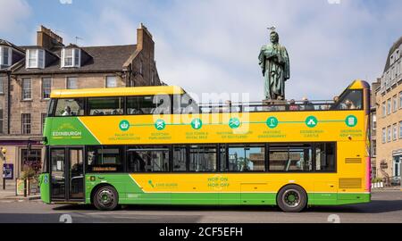 Edinburgh Tour Bus, wie es passiert die Statue von Thomas Chalmers, George Street, Edinburgh, Schottland, Großbritannien. Stockfoto