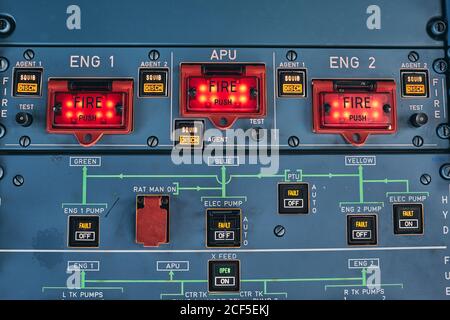 Nahaufnahme der Brandschalter und Warnleuchten an der Steuerkonsole Im Cockpit des zeitgenössischen Flugzeugs Stockfoto